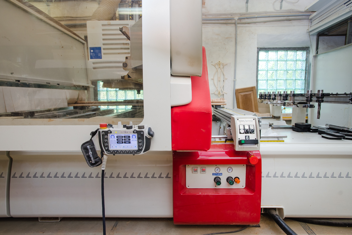 Мебельное производство — станок SCM Group на реальном заводе